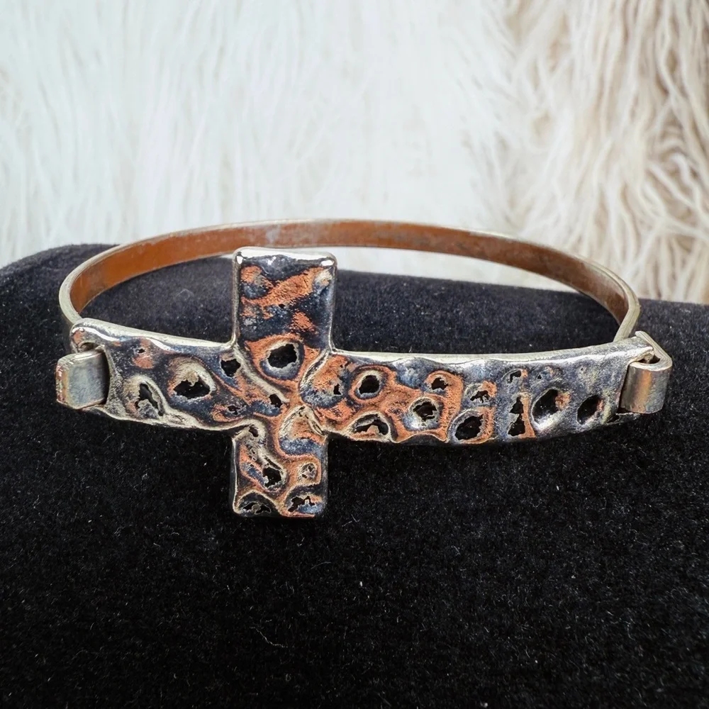 Vintage aged, Silvertone hammered cross bangle bracelet